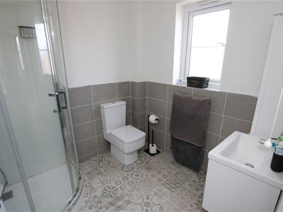 EN-SUITE SHOWER ROOM